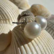 Earrings with natural pearls in silver